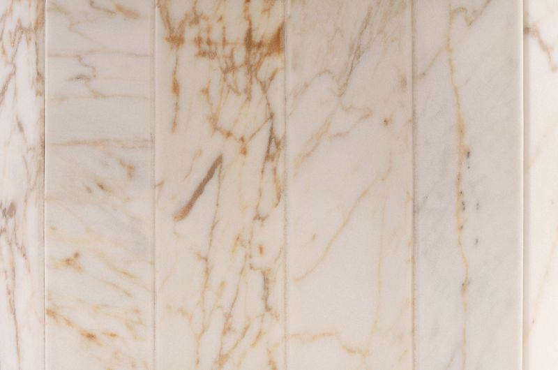 ATOS, Marmor Couchtisch weiß wellig-rund, Designermöbel