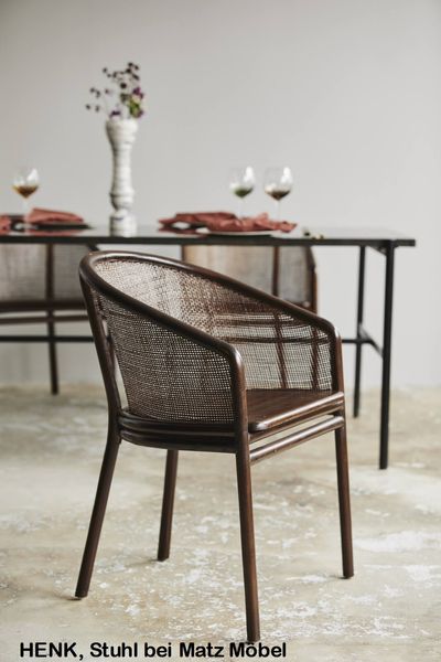 HENK, Rattan Stuhl dunkelbraun mit Armlehne