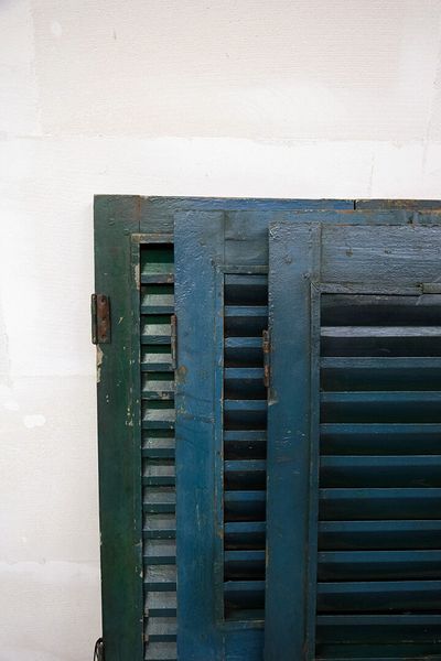 Alte einzigartige Fensterläden blau-grün mit Lamellen
