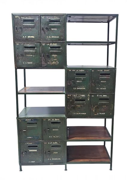 ADA, Altes Regal Metall mit Fächern und Schränken im Industriedesign