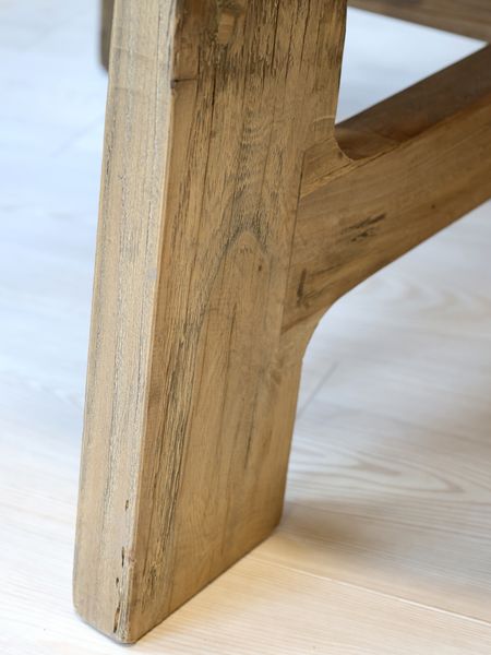 Altholz Esstisch ETTA altes Holz rund 120 cm mit ausgestellten Beinen