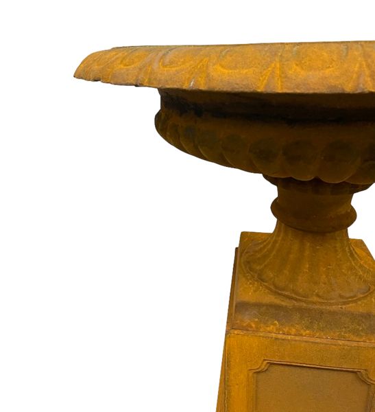 Hohe Amphore, Pflanzschale auf Sockel rostig Gusseisen H 96 cm