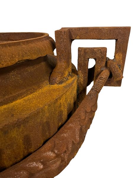 Große Gusseisen Amphore H 142 cm antik rostig, Pflanzschale