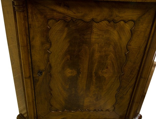 S1, antiker Eckschrank