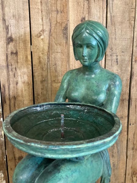 Bronze Skulptur "Brunnen Art Deco Frau mit Schale" antik grün