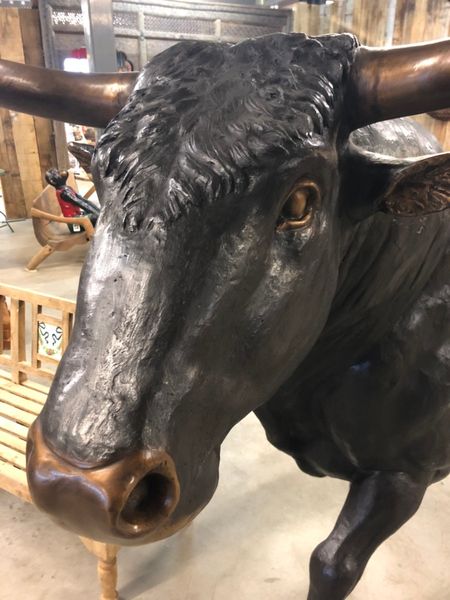 Skulptur Bronze "lebensgroßer Stier" L 330 cm, große Bronze Statue