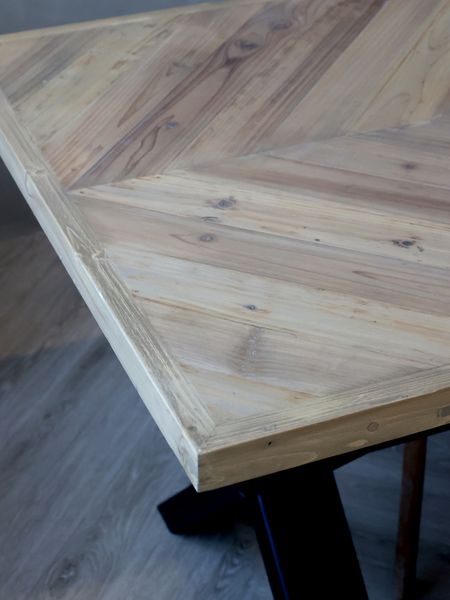 AIDA, Esstisch 200 cm Holz-Metall Fischgrätmuster & Metallkreuz Beine im Landhausstil