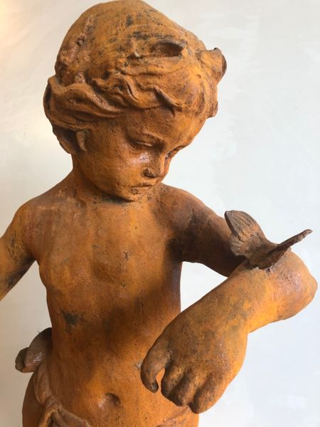 Gusseisen Skulptur "Kind mit Schmetterling" antik rostig
