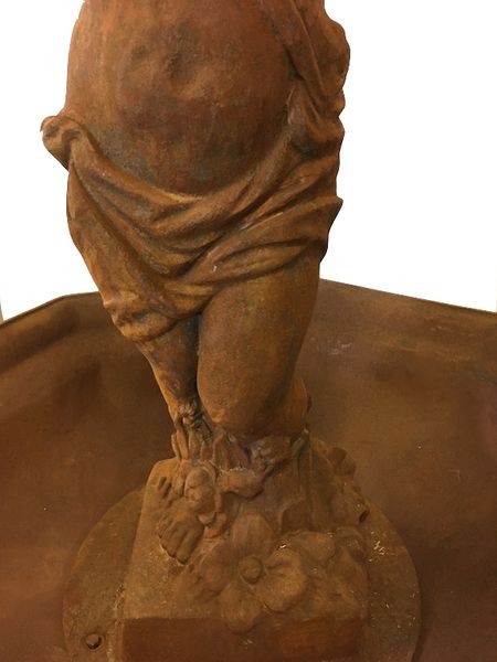 Brunnen Gusseisen "Engel-Junge Brunnen" rostig antik H 190 cm
