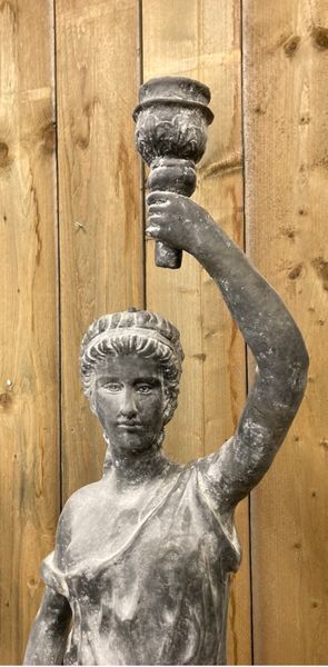 Großes Gusseisen-Paar Skulptur weiß antik "Lady mit Fackel "