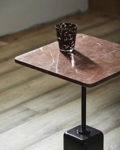JULE, quadratischer Marmor Beistelltisch rostrot, kleiner Marmortisch
