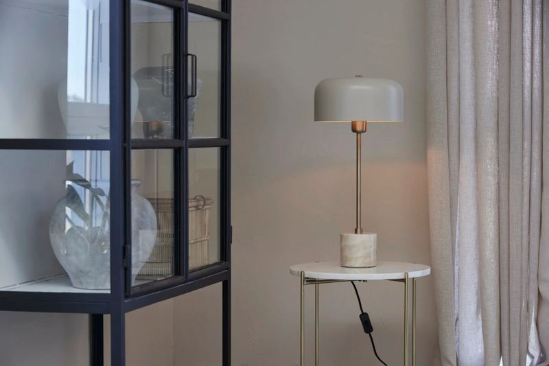 Matz Möbel hochbeinige Metall-Vitrine LEA schwarz-weiß industriell Landhausstil