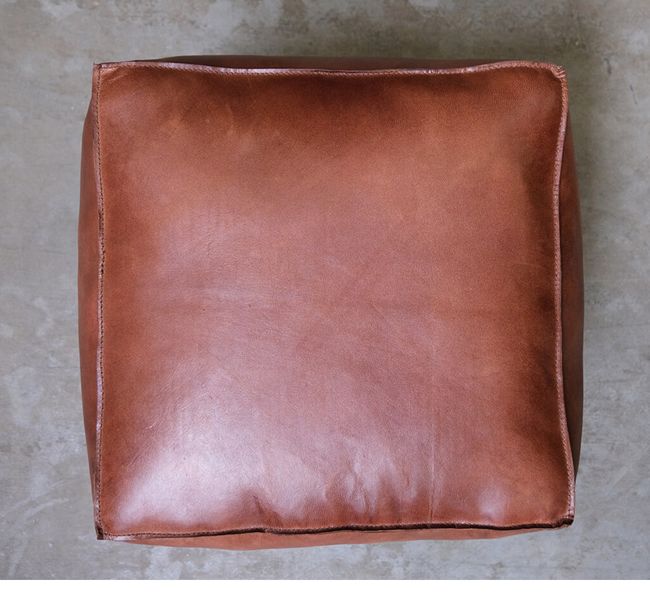Naturbrauner Leder Pouf Würfel, trendiges Bodenkissen
