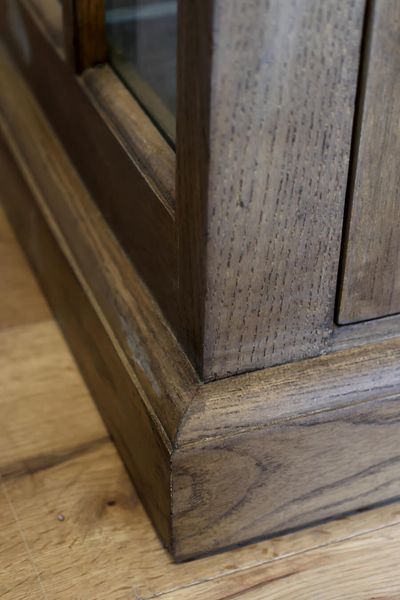 RIKO, Schmale natur Holz Vitrine mit 2 Türen im Landhausstil