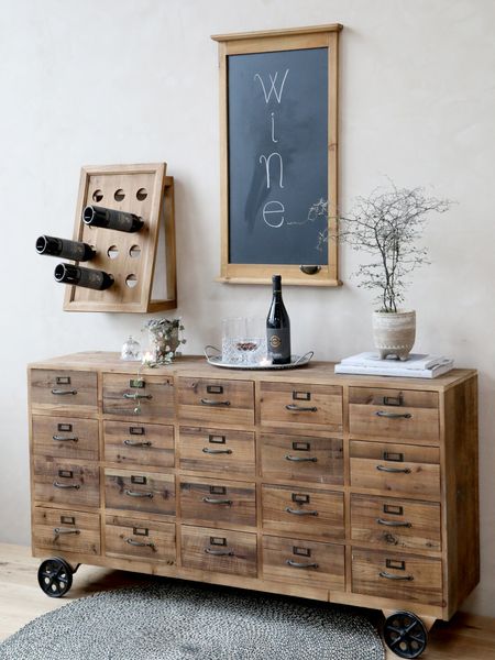 Matz-Möbel Altholz Look Sideboard NIMA 20 Schubladen Holz natur auf Rädern im Industriedesign