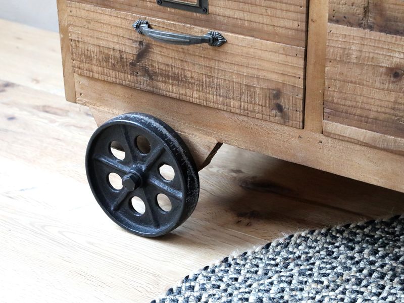 Matz-Möbel Altholz Look Sideboard NIMA 20 Schubladen Holz natur auf Rädern im Industriedesign