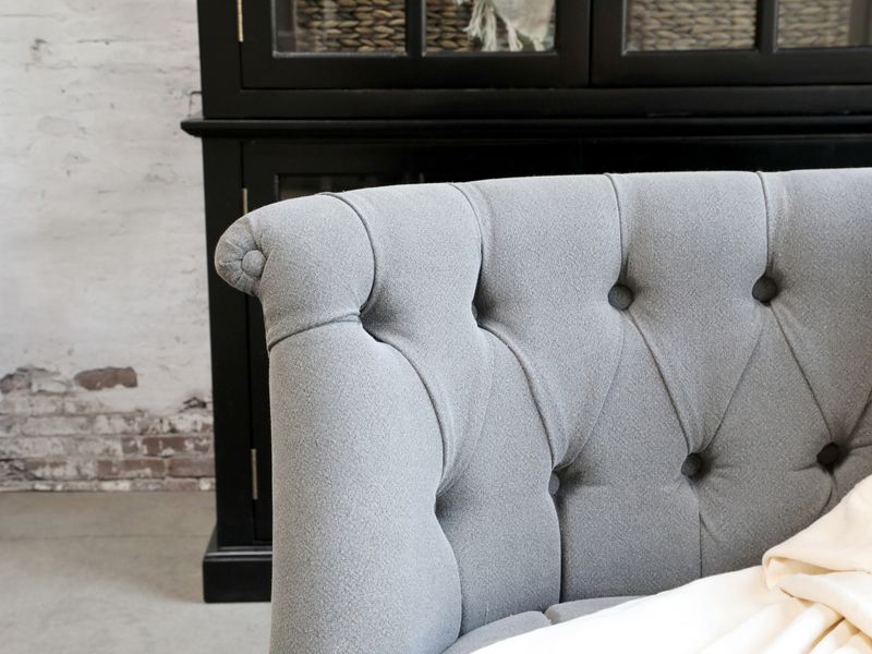 LILO, Landhaus Sofa 2 Sitzer grauer Stoff Chesterfield Stil