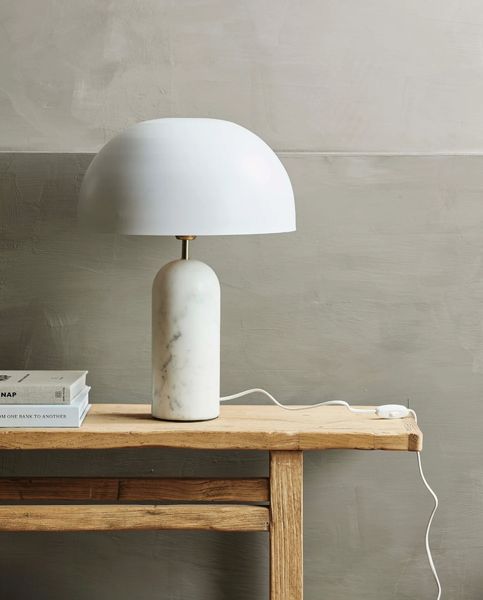ALTA, weiße Tischlampe rund weißer Schirm & weißer Marmor