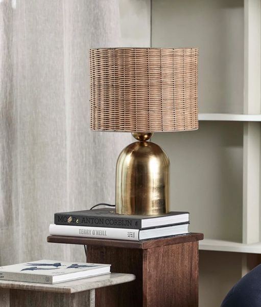 TRACE, Tischlampe rund mit Gold-Finish und Schilfrohr Schirm