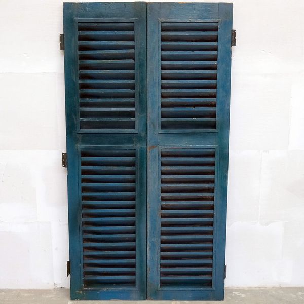 Alte einzigartige Fensterläden blau-grün mit Lamellen