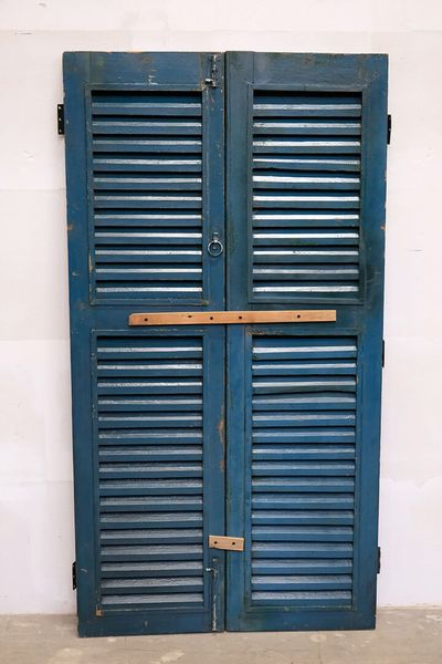 Alte einzigartige Fensterläden blau-grün mit Lamellen
