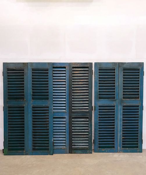 Alte einzigartige Fensterläden blau-grün mit Lamellen