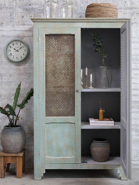 MALU, Alter Schrank mit Metall-Gitter Verzierung, Vitrine