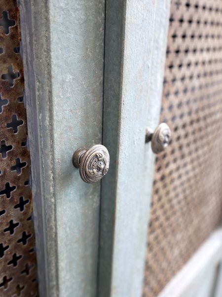 MALU, Alter Schrank mit Metall-Gitter Verzierung, Vitrine