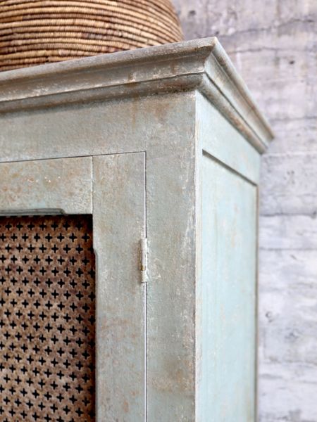 MALU, Alter Schrank mit Metall-Gitter Verzierung, Vitrine