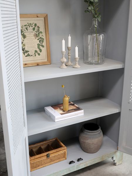 MALU, Alter Schrank mit Metall-Gitter Verzierung, Vitrine