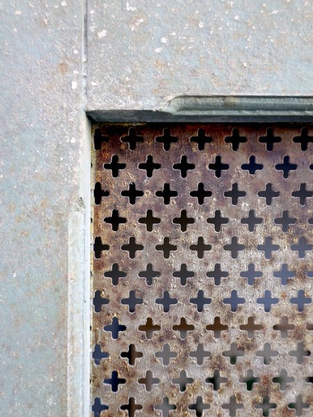 MALU, Alter Schrank mit Metall-Gitter Verzierung, Vitrine