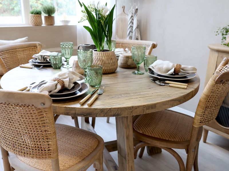 Altholz Esstisch ETTA altes Holz rund 120 cm mit ausgestellten Beinen