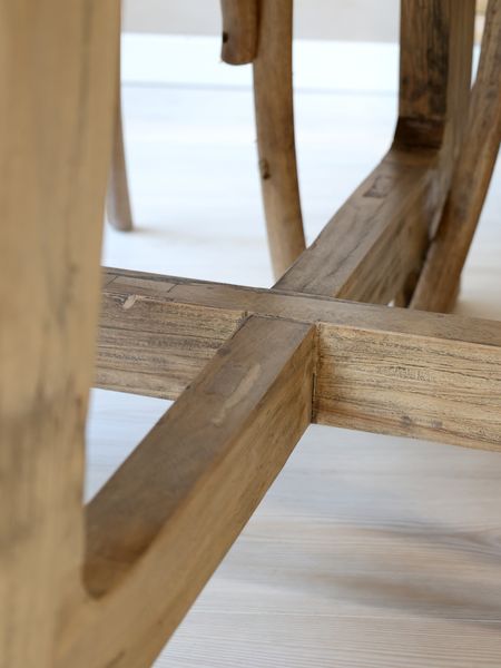 Altholz Esstisch ETTA altes Holz rund 120 cm mit ausgestellten Beinen