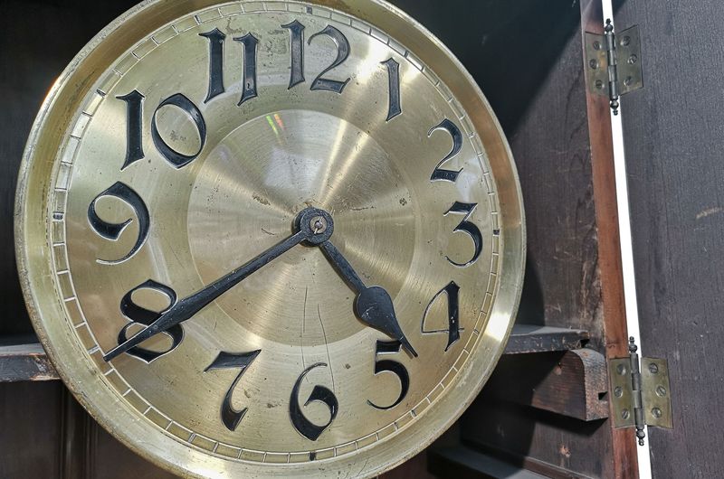 U2, antike Standuhr, antike Möbel