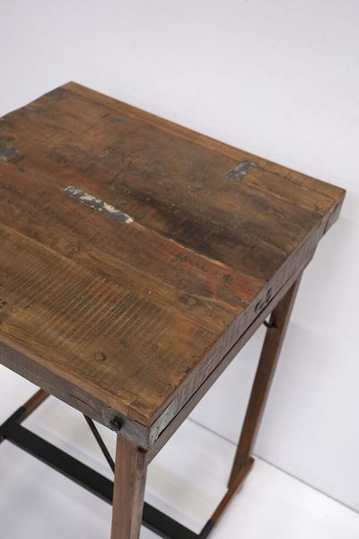 TONI, Stehtisch 70*70 cm aus altem Holz, Altholz Bartisch