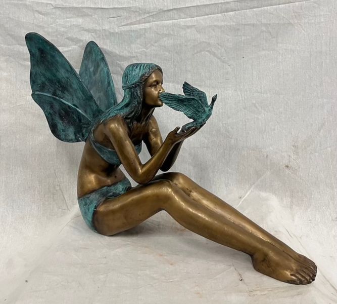 Bronze Skulptur "Fee mit Vogel" bunt bemalt