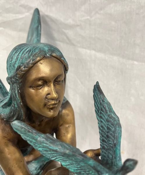 Bronze Skulptur "Fee mit Vogel" bunt bemalt