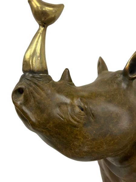 Bronze Skulptur "sitzendes Nashorn" mit goldenem Horn