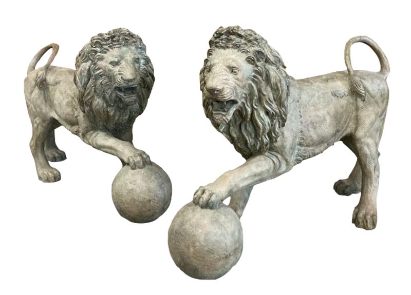 Große Bronze Statue "Löwen-Paar mit Kugel" antik grau B 160 cm, Landhaus Gartendekoration