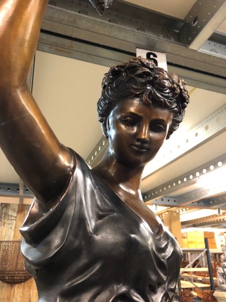 Große Gartenskulptur Bronze "Ladys mit Lampe"