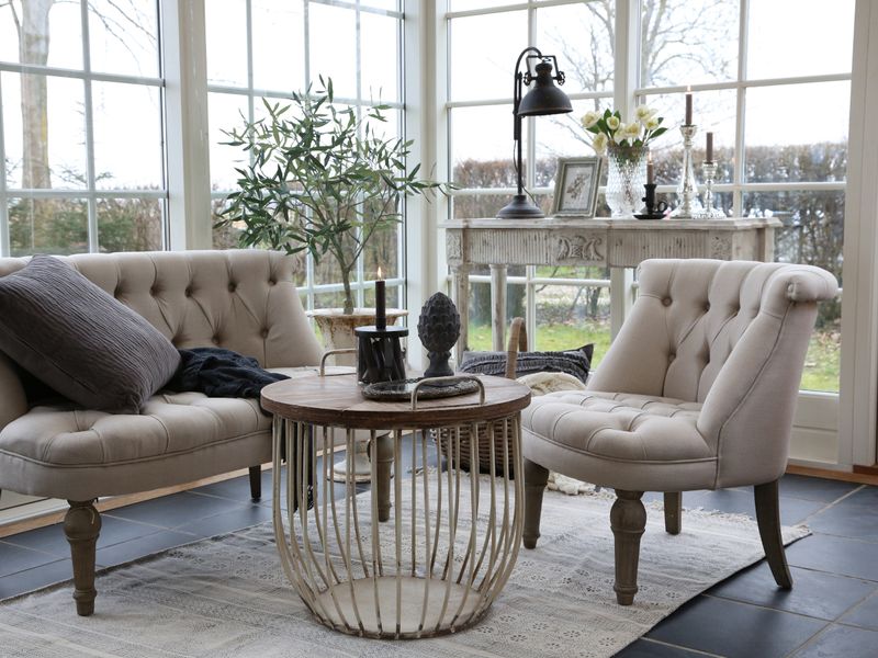 LILO, Landhaus Sofa 2 Sitzer creme-weiß Stoff Chesterfield-Look