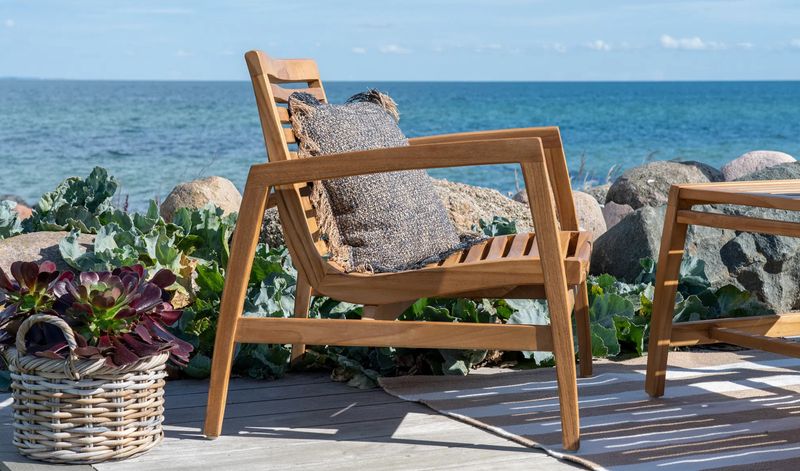 Modernes Garten Lounge-Set 4 Teile massiv Teakholz mit weißen Kissen