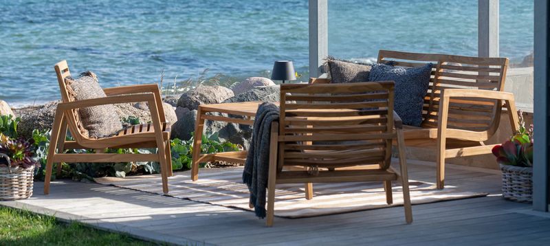 Modernes Garten Lounge-Set 4 Teile massiv Teakholz mit weißen Kissen