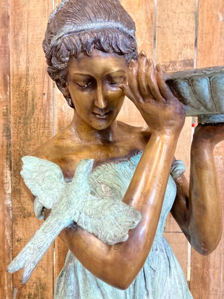 Gartenskulptur "Bronze Lady mit Vogeltränke" Brunnen, Wasserspiel