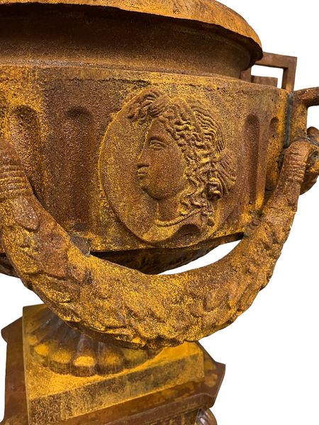Gusseisen Pflanzkübel auf Sockel H 142 cm, Amphore antik rostig