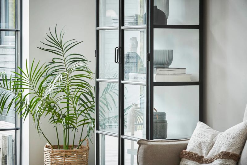 LEA, große Metall Vitrine H 205 cm schwarz & weiß industriell