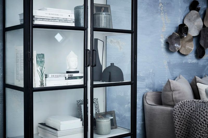 LEA, große Metall Vitrine H 205 cm schwarz & weiß industriell