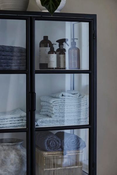 Matz Möbel hochbeinige Metall-Vitrine LEA schwarz-weiß industriell Landhausstil