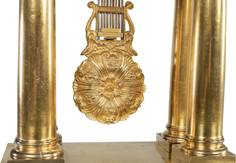28, Säulenuhr gold Messing, Tischuhr