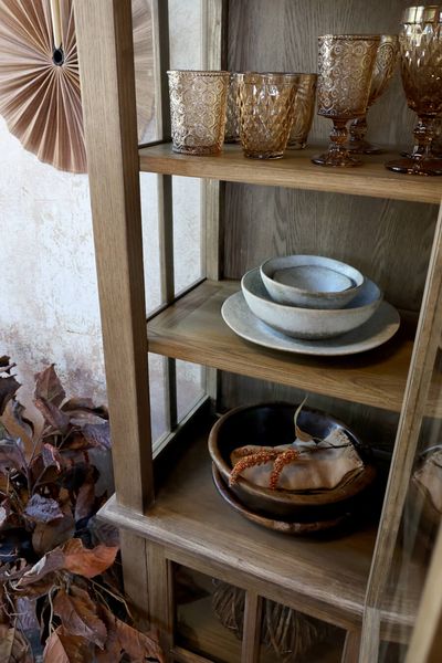 RIKO, Schmale natur Holz Vitrine mit 2 Türen im Landhausstil